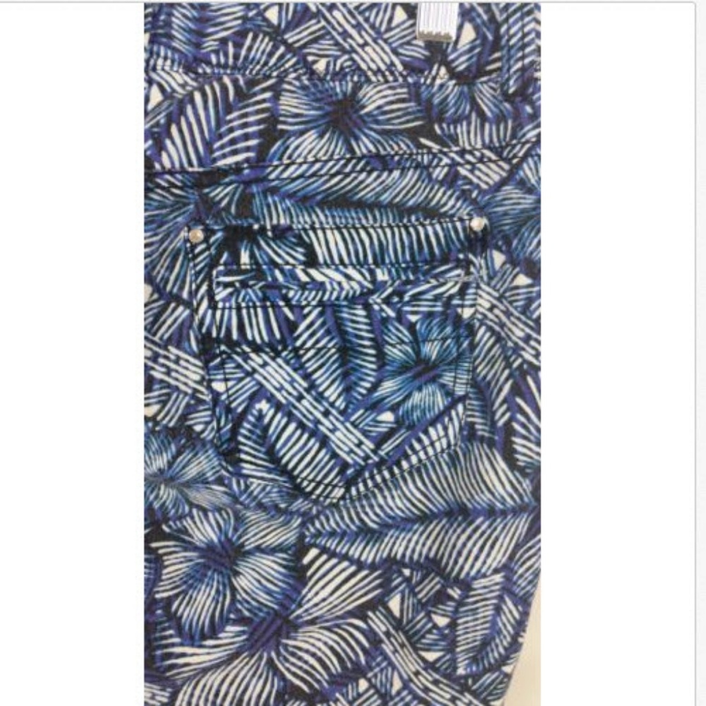 So Slimming chico's floral blue capri Size 28 - Picture 3 of 4